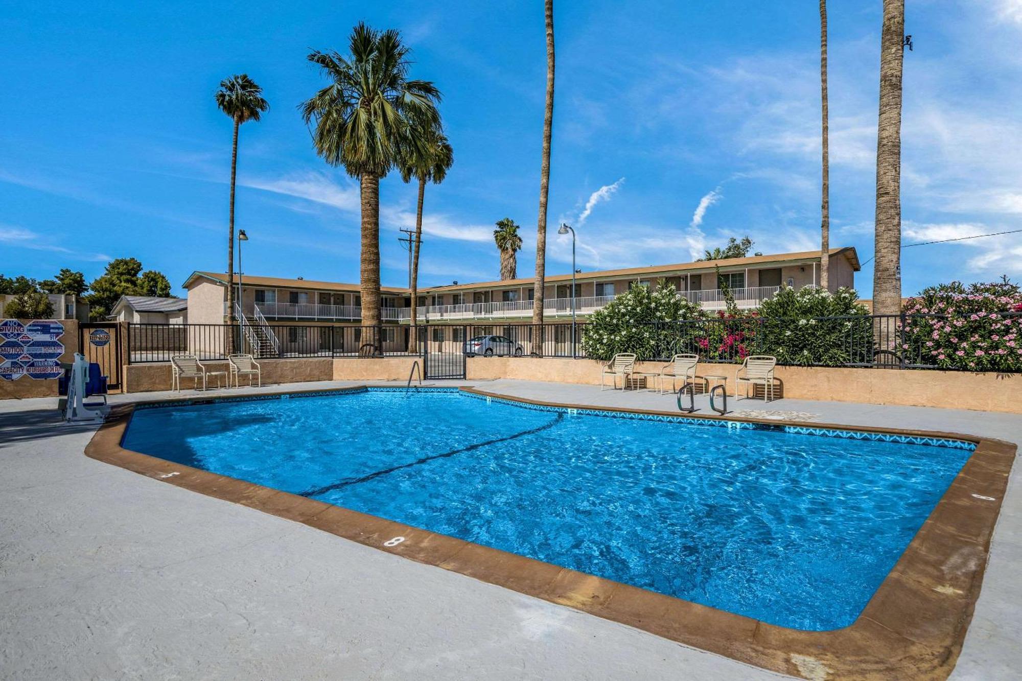 Rodeway Inn & Suites Blythe I-10 Exterior photo