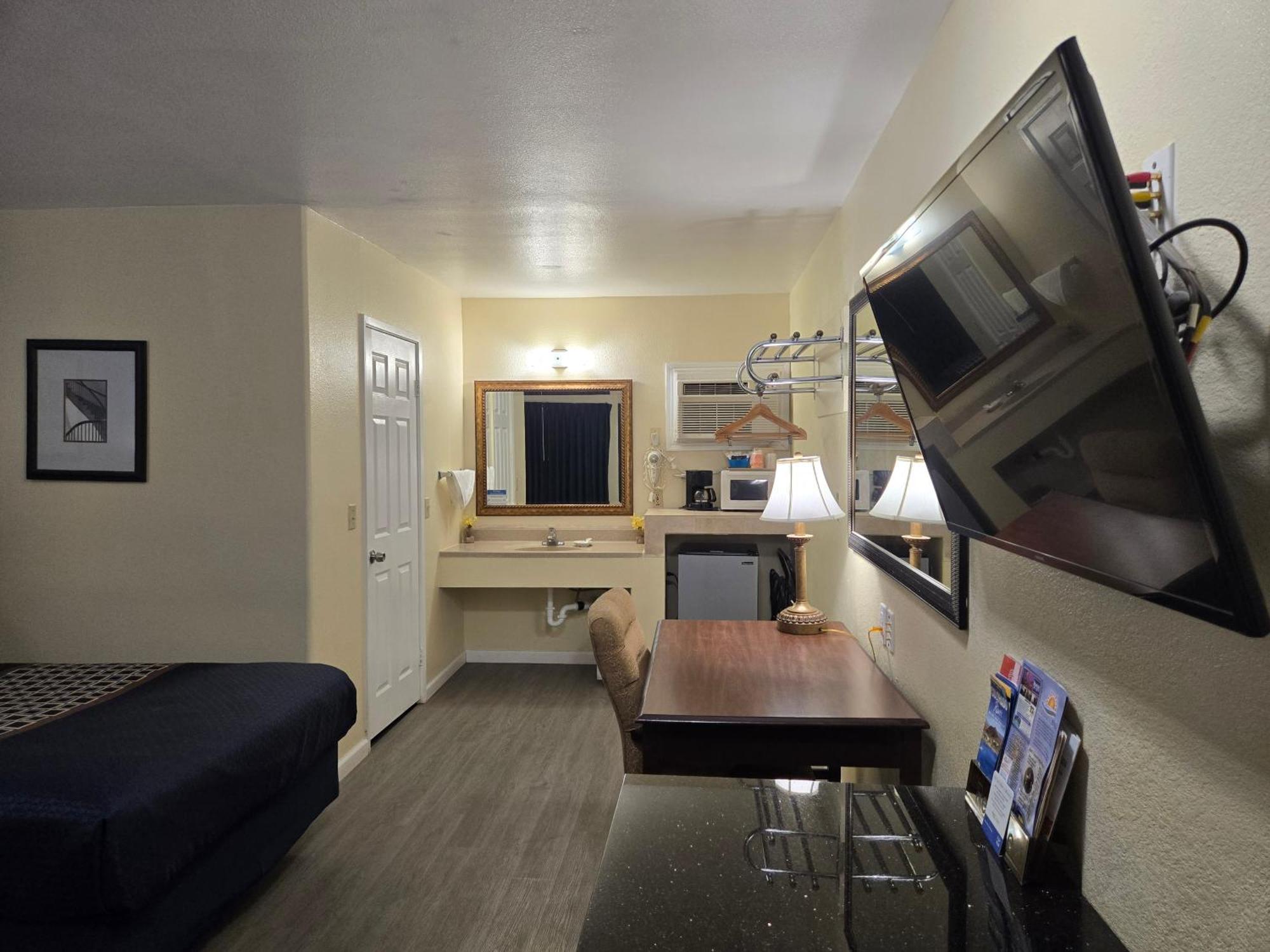 Rodeway Inn & Suites Blythe I-10 Exterior photo