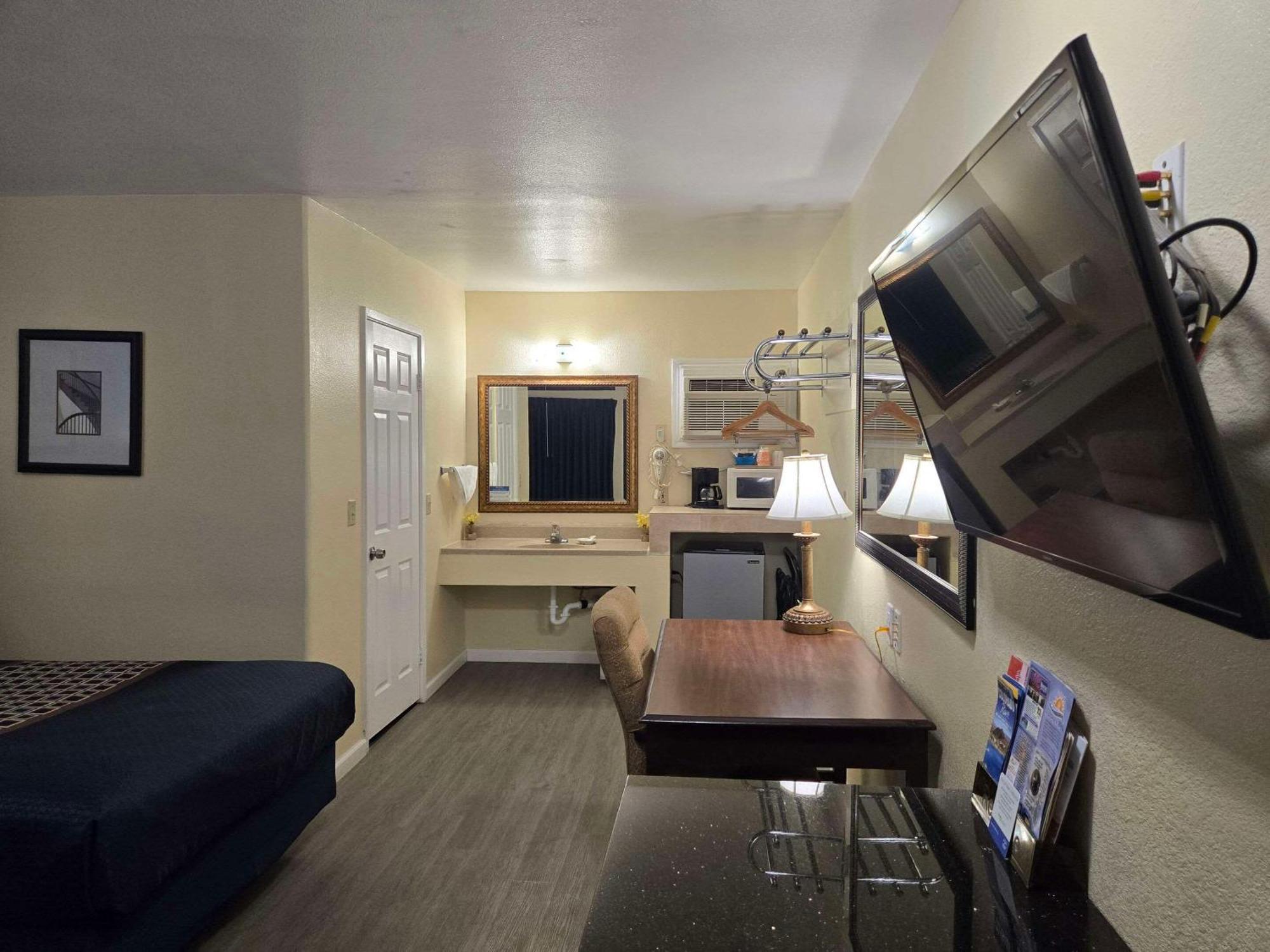 Rodeway Inn & Suites Blythe I-10 Exterior photo
