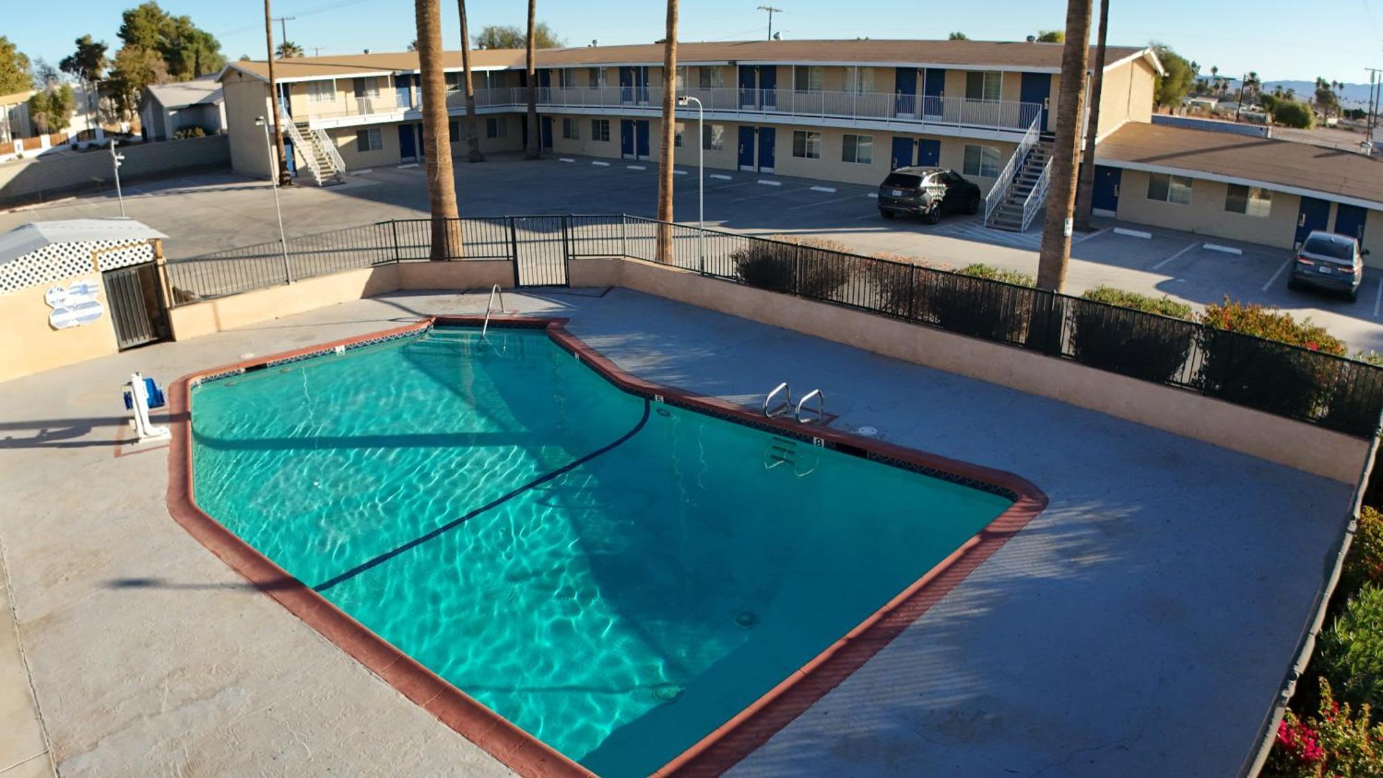Rodeway Inn & Suites Blythe I-10 Exterior photo